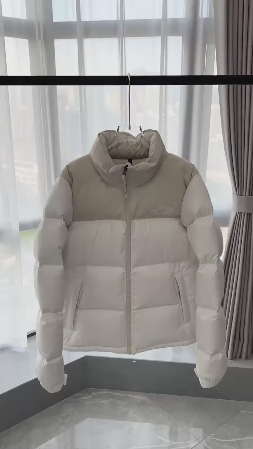 The North Face Cropped Puffer Jacket with Stand Collar – Cream